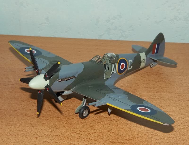 http://img.photobucket.com/albums/v609/CMVH/Spitfire%20models/F21_2.jpg
