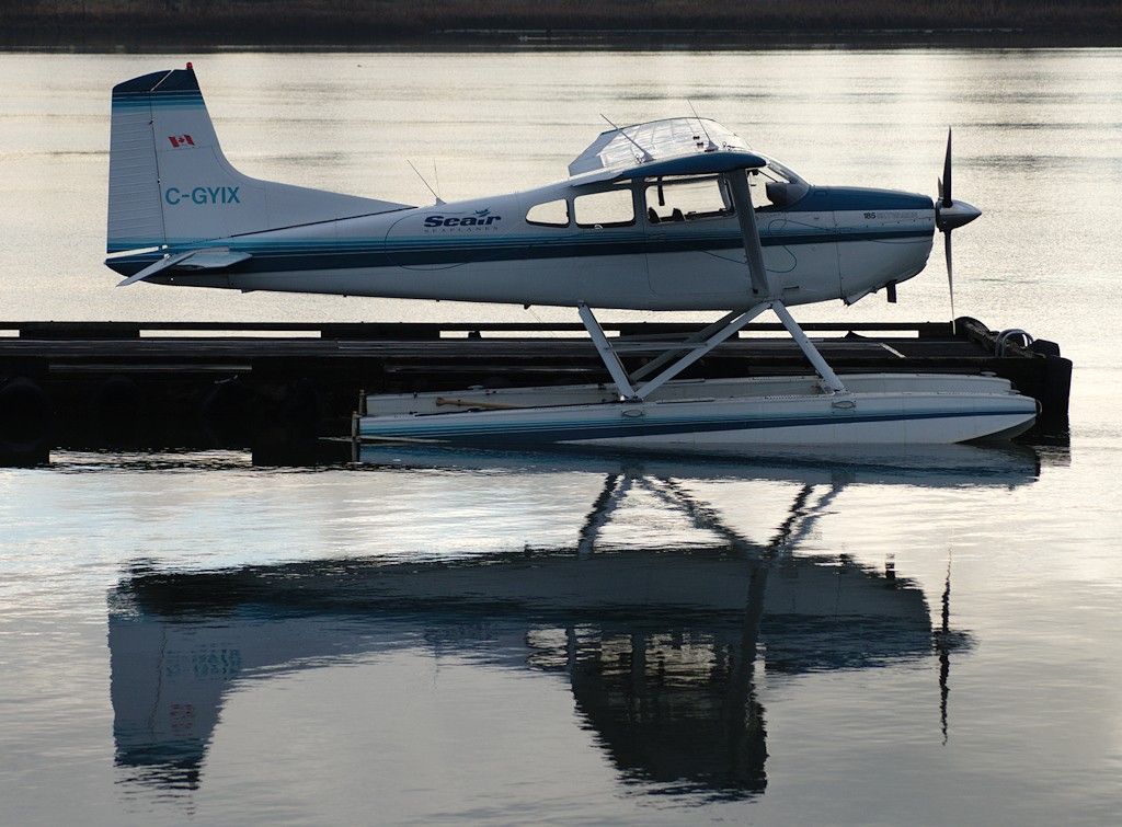 http://img.photobucket.com/albums/v609/CMVH/Vancouver%20floatplanes%2027%20and%2028%20Nov/DSC_3111.jpg