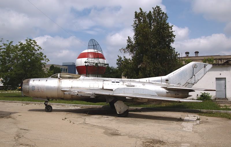 http://img.photobucket.com/albums/v609/CMVH/muzeul%20aviatiei/MiG19.jpg