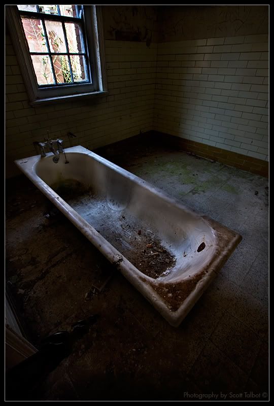 IMAGE: http://img.photobucket.com/albums/v615/beanzzzz/Bathtub_webcopy.jpg