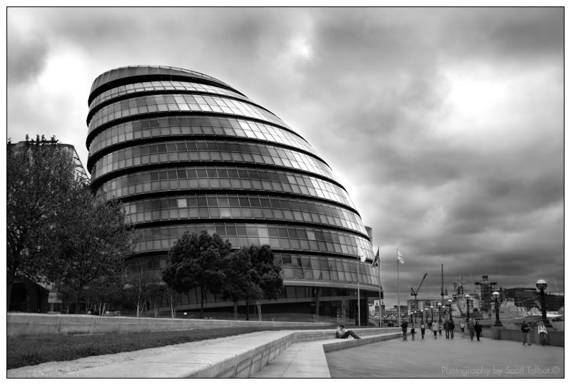 IMAGE: http://img.photobucket.com/albums/v615/beanzzzz/LondonLandmark_webcopy-1.jpg