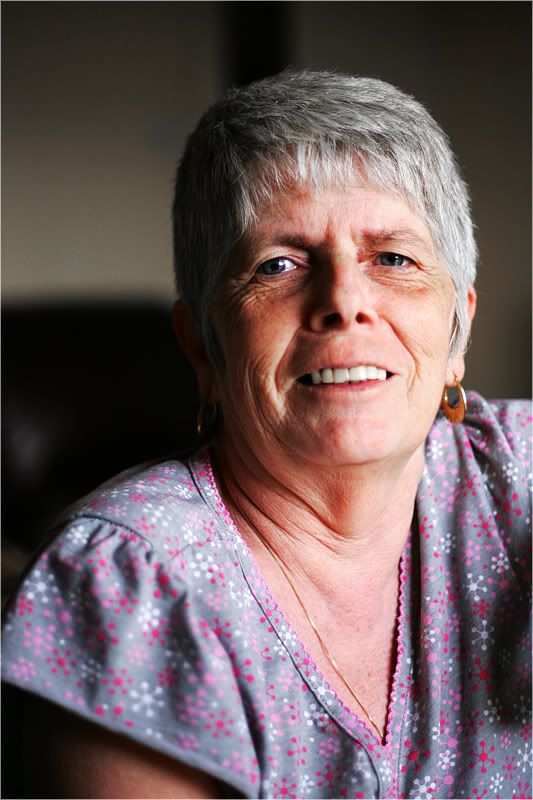 IMAGE: http://img.photobucket.com/albums/v615/beanzzzz/Mum_webcopy.jpg