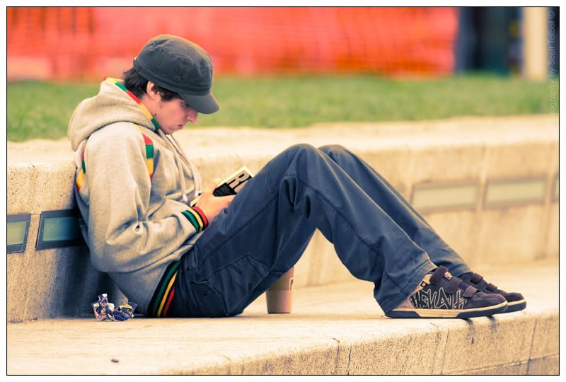IMAGE: http://img.photobucket.com/albums/v615/beanzzzz/hoodyreading_webcopy.jpg