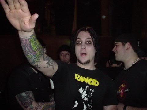 http://img.photobucket.com/albums/v618/ChickV/misc/A7X%20Related/Syn/4.jpg