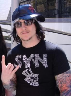 http://img.photobucket.com/albums/v618/ChickV/misc/A7X%20Related/Syn/7.jpg