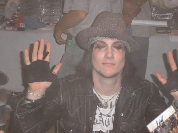 http://img.photobucket.com/albums/v618/ChickV/misc/A7X%20Related/Syn/8synhandsnumba2.jpg