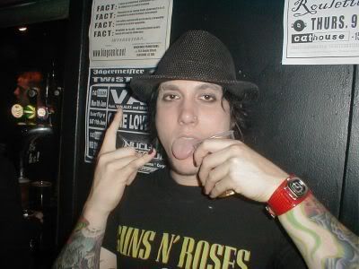 http://img.photobucket.com/albums/v618/ChickV/misc/A7X%20Related/Syn/rockonsyn.jpg