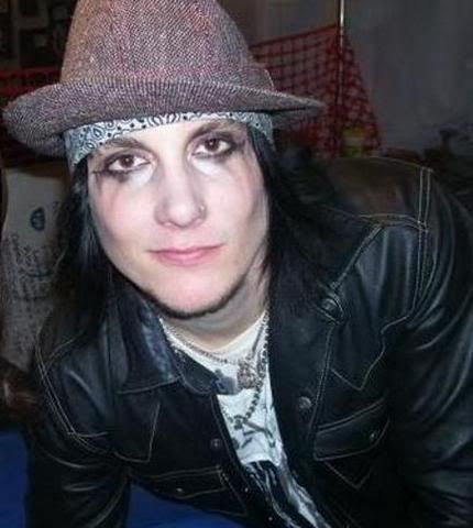 http://img.photobucket.com/albums/v618/ChickV/misc/A7X%20Related/Syn/syng3.jpg