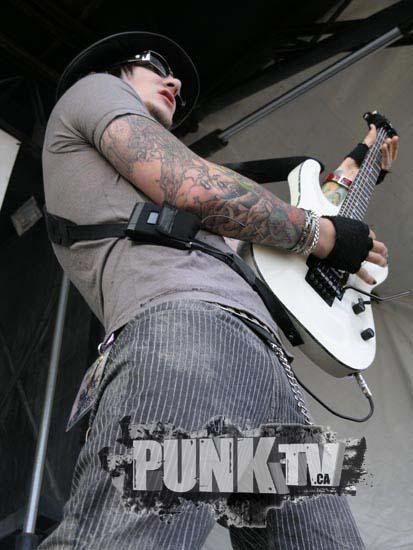 http://img.photobucket.com/albums/v618/ChickV/misc/A7X%20Related/Syn/synholyfuckinfuck.jpg