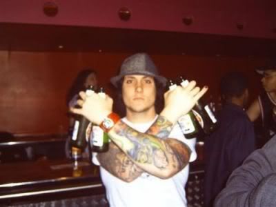 http://img.photobucket.com/albums/v618/ChickV/misc/A7X%20Related/Syn/synniesadrinker.jpg