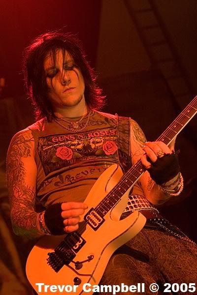 http://img.photobucket.com/albums/v618/ChickV/misc/A7X%20Related/Syn/synnny.jpg