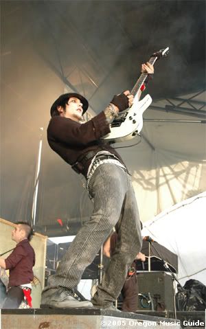 http://img.photobucket.com/albums/v618/ChickV/misc/A7X%20Related/Syn/synny3.jpg