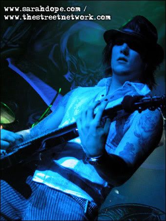 http://img.photobucket.com/albums/v618/ChickV/misc/A7X%20Related/Syn/synny7.jpg