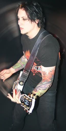 http://img.photobucket.com/albums/v618/ChickV/misc/A7X%20Related/Syn/synny8.jpg