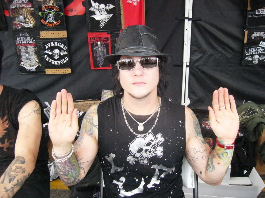 http://img.photobucket.com/albums/v618/ChickV/misc/A7X%20Related/Syn/syynhand.jpg