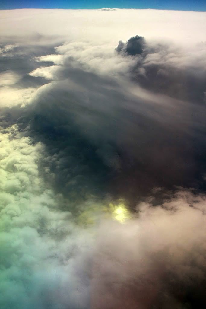 IMAGE: http://img.photobucket.com/albums/v621/2005GLI/Sumer%20and%20shore%20pics/Snoworclouds1.jpg