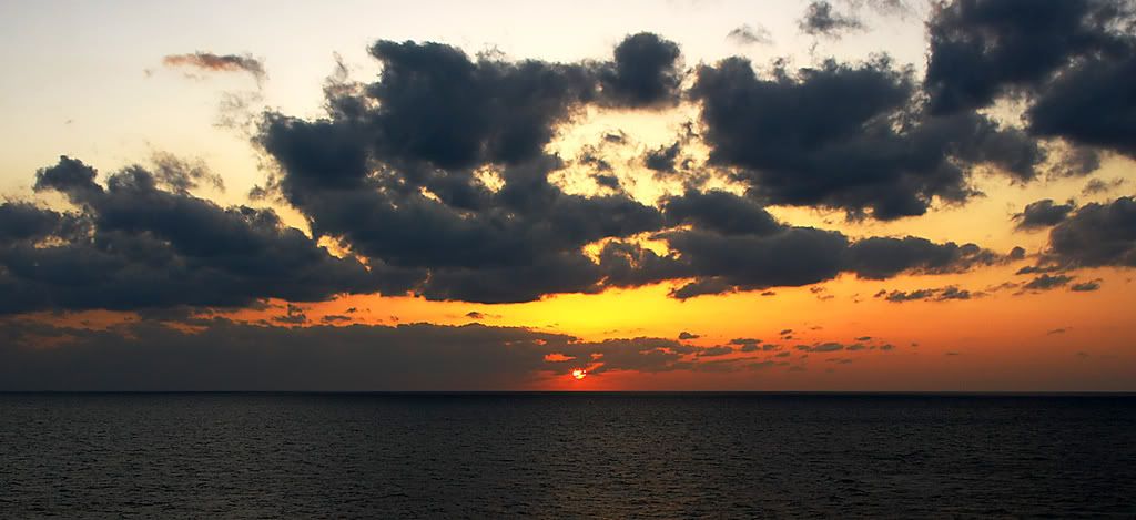 IMAGE: http://img.photobucket.com/albums/v621/2005GLI/Sumer%20and%20shore%20pics/snoworclouds5sunset.jpg