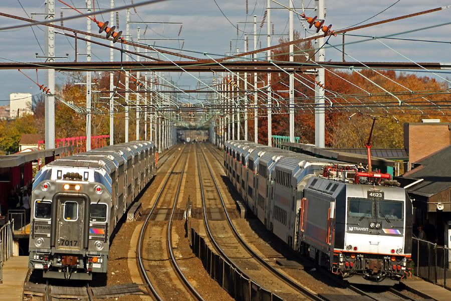 IMAGE: http://img.photobucket.com/albums/v621/2005GLI/Train%20pics/Bilevelrace.jpg