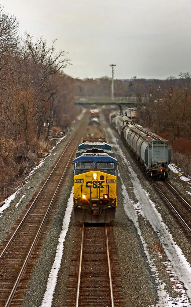 IMAGE: http://img.photobucket.com/albums/v621/2005GLI/Train%20pics/CSXsouthboundwestenglewood.jpg