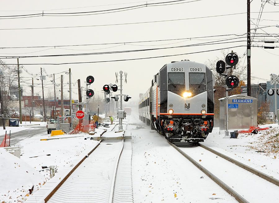 IMAGE: http://img.photobucket.com/albums/v621/2005GLI/Train%20pics/december2ndNJTwoodridge-1.jpg