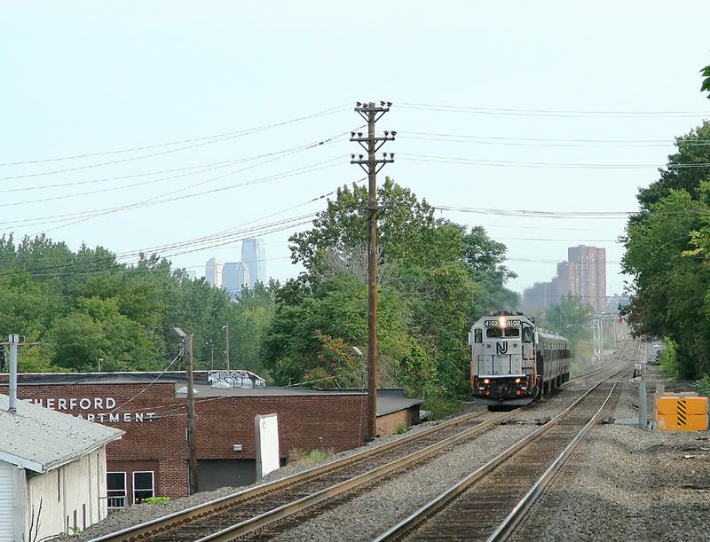 IMAGE: http://img.photobucket.com/albums/v621/2005GLI/Train%20pics/september9th4102atrutherfodr.jpg