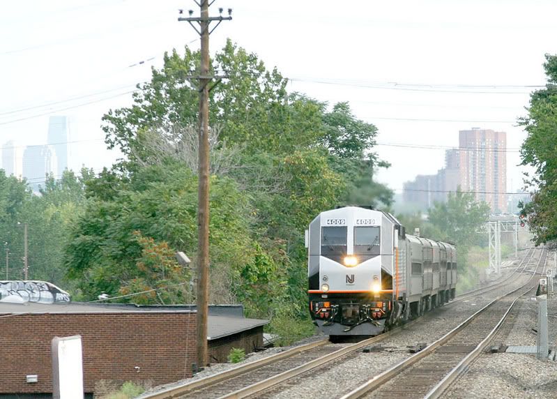 IMAGE: http://img.photobucket.com/albums/v621/2005GLI/Train%20pics/september9thNJT4009Rutherford.jpg