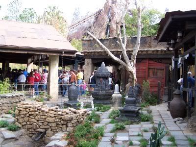 everest_queue_courtyard.jpg