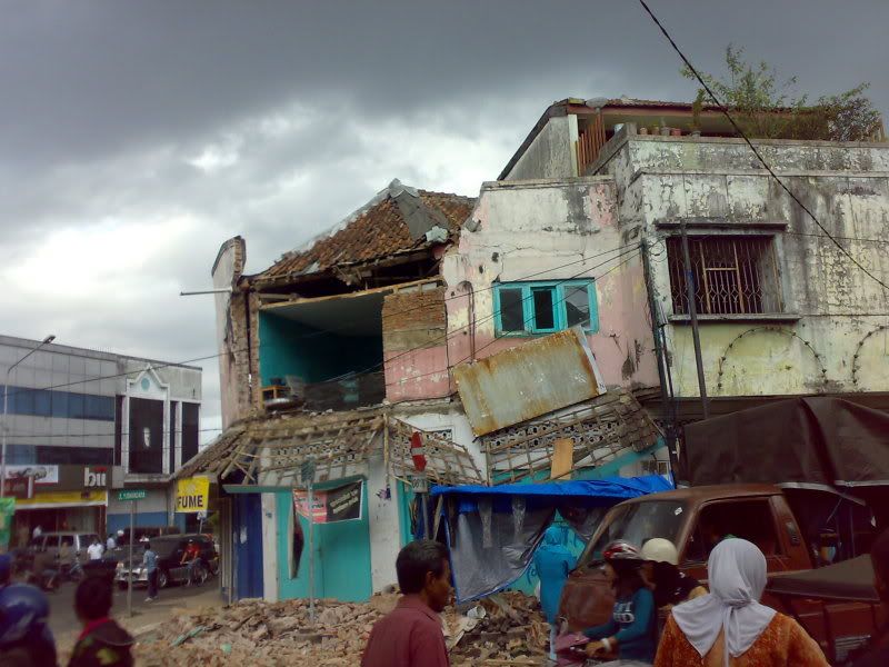 Video dan foto-foto suasana gempa dan akibat gempa Jawa