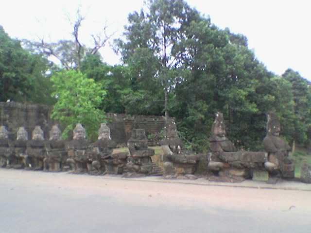 Photo taken from hp: Angkor Thom - Bad Statues