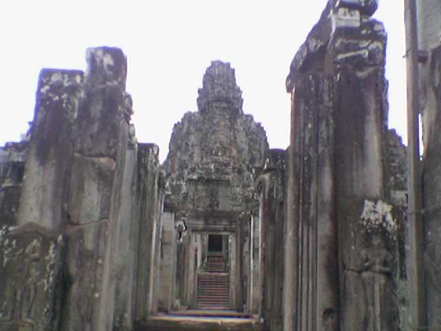 Photo taken from hp: Angkor Thom - Angkor Hallway