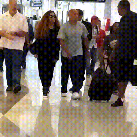 Janet_Jackson_at_the_airport_today_27_8_