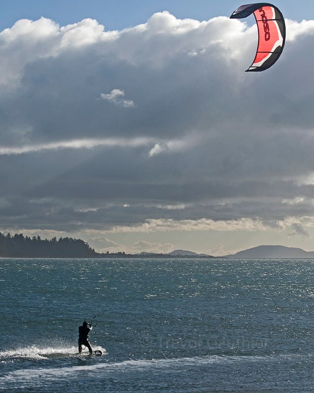 IMAGE: http://img.photobucket.com/albums/v637/tbone903/kitesurfing7_zps31bcb474.jpg