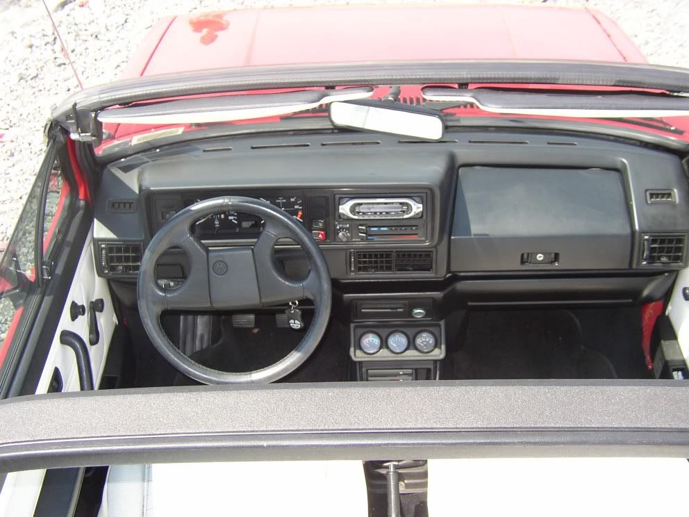 http://img.photobucket.com/albums/v638/cruciformx/cabrio/08Dashtop.jpg