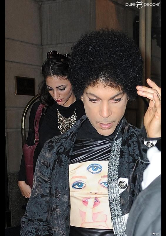 1369146-singer-prince-out-in-manhattan-with-a-950x0-2_zpsy6eqvyj4