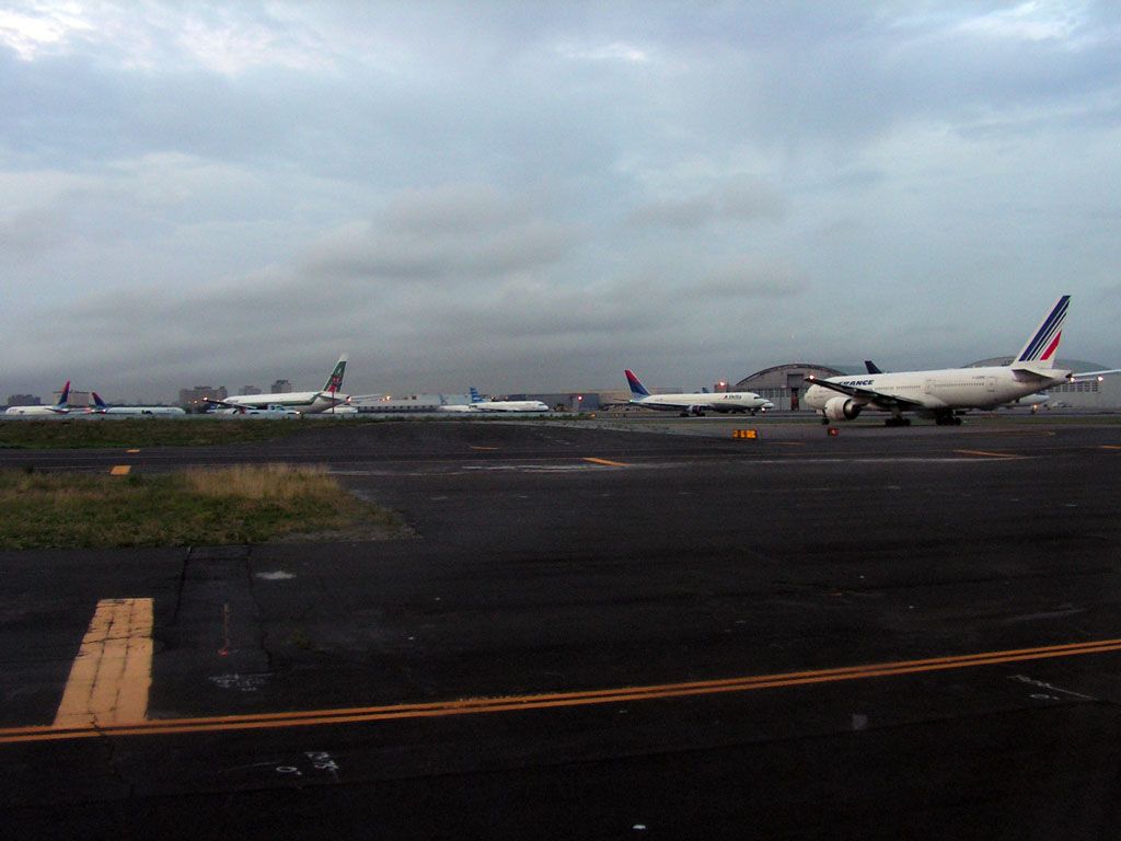 http://img.photobucket.com/albums/v641/regionaljetfleet/queue1mod.jpg