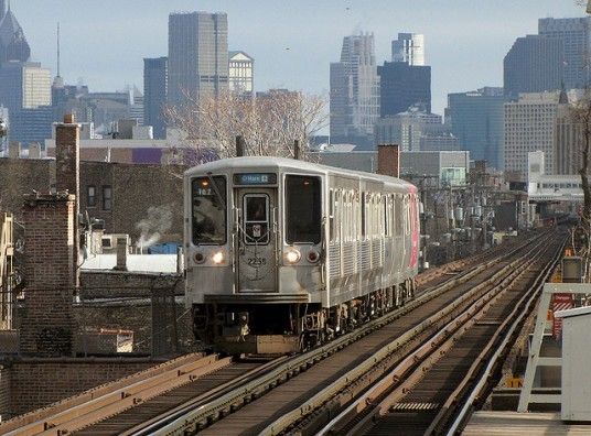 image of the El train in Chicago