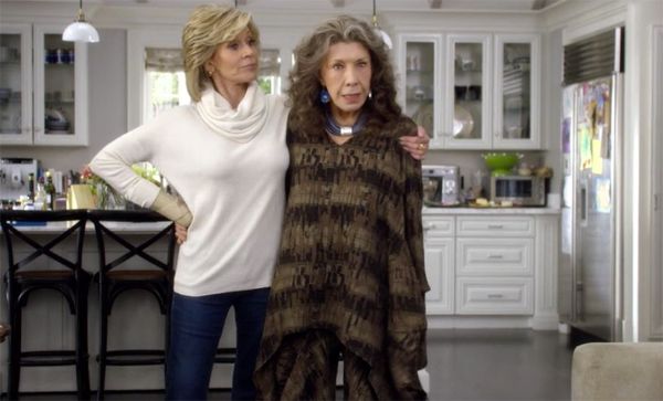 screen shot of Jane Fonda and Lily Tomlin as Grace and Frankie, from the show 'Grace & Frankie'