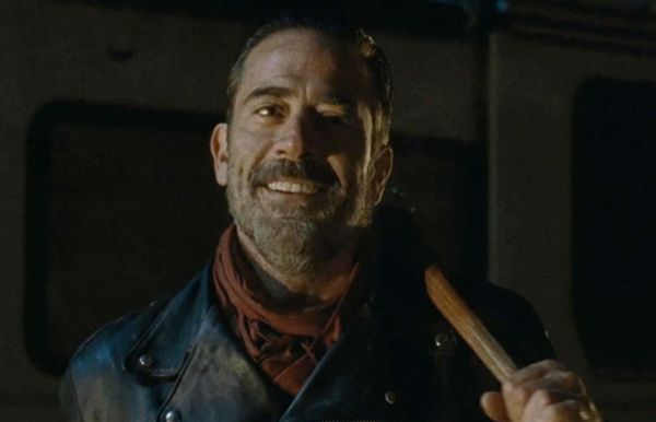 screen cap from The Walking Dead of Jeffrey Dean Morgan as Negan, with a bat slung over his shoulder, smiling