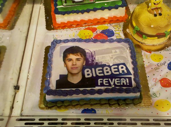 image of a Justin Bieber cake with 'Bieber Fever' written on it