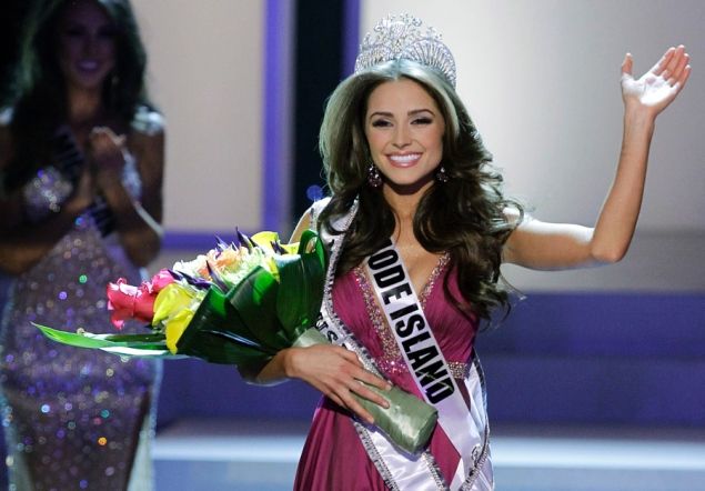 image of Culpo during her crowning, holding flowers, smiling, and waving