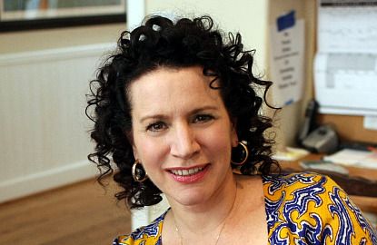 image of actress Susie Essman, a petite, middle-aged, white Jewish woman