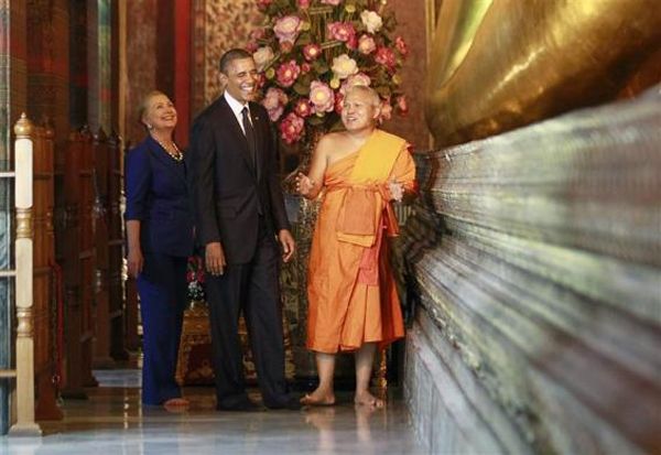 image of Clinton and Obama touring the Wat Pho Royal Monastery with a monk serving as their guide