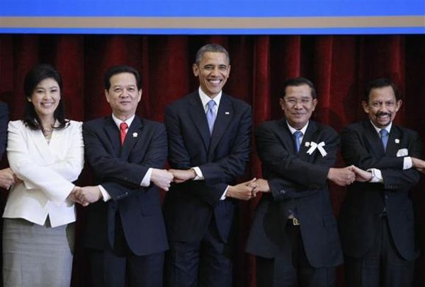 image of President Obama standing in a line holding hands with Asian leaders