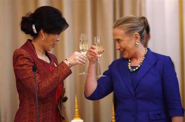 image of Hillary Clinton clinking glasses in a toast with Thailand's Prime Minister Yingluck Shinawatra