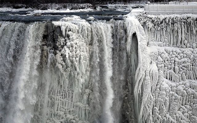 image of partially frozen Niagara Falls
