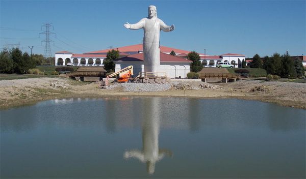 image of a giant statue of Jesus holding out his arms like he wants a hug