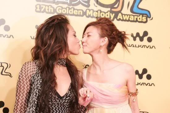 GMA 2006 Tanya And YanZi Victory 'Pretend' Kiss.