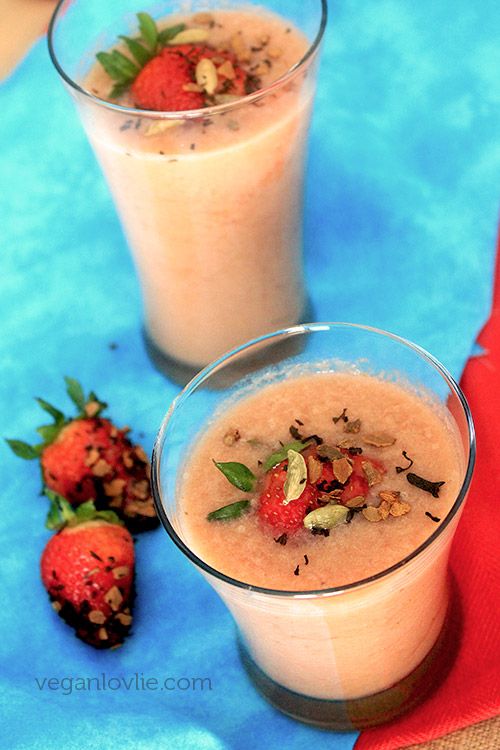 Spiced tea strawberry banana smoothie