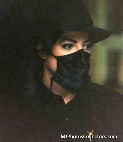 Behind-the-mask-michael-jackson-31713035-416-480.jpg