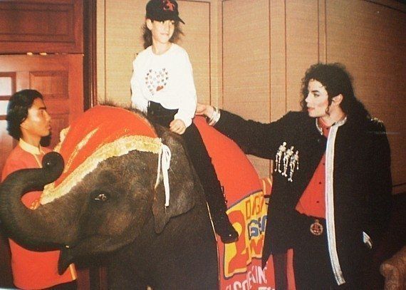 MJ-Elephant-michael-jackson-10638171-570-407.jpg